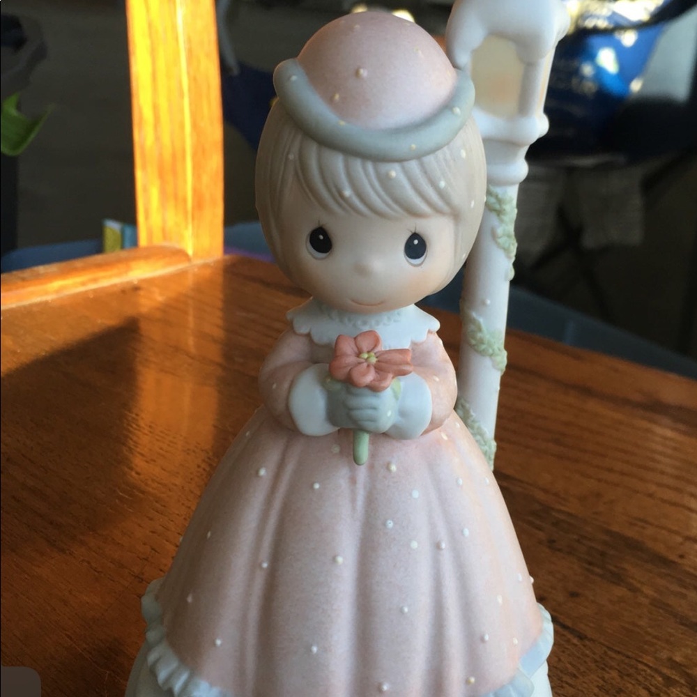 Precious moments the light of the world is Jesus porcelain figurine plays music